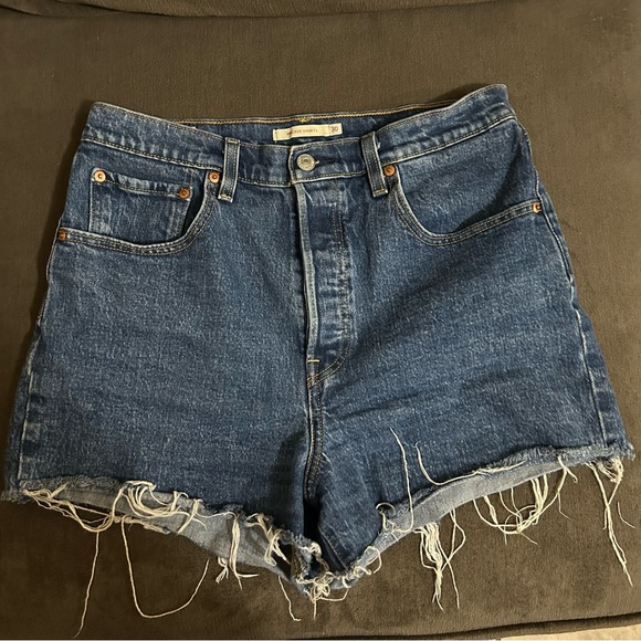 Levi’s Ribcage Shorts - Picture 2 of 3